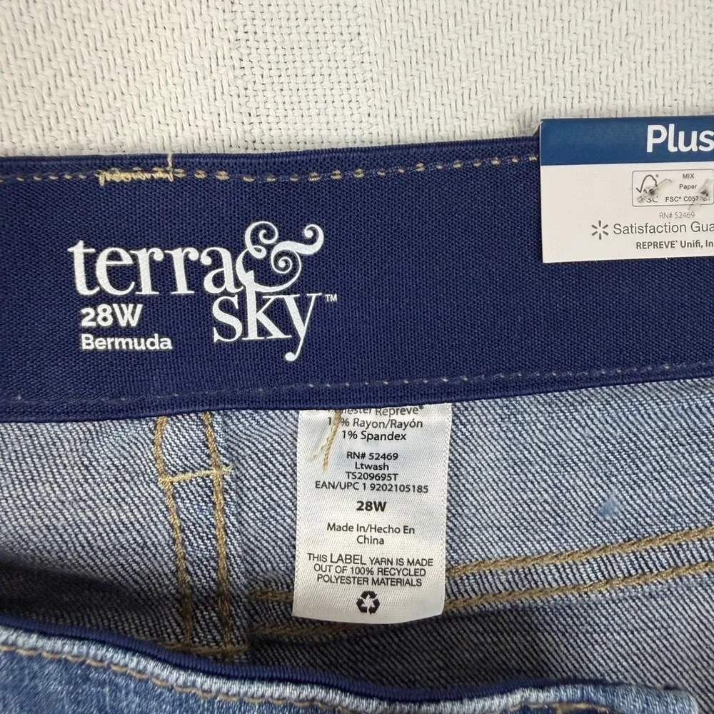 Terra & Sky Plus 28W Bermuda Short Light Wash Distressed Button Fly TummyControl